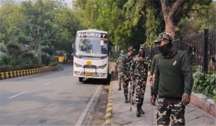 बाराखंभा मेट्रो स्टेशन पर जवान ने यात्री की जान बचाई बाराखंभा मेट्रो स्टेशन पर जवान ने यात्री की जान बचाई