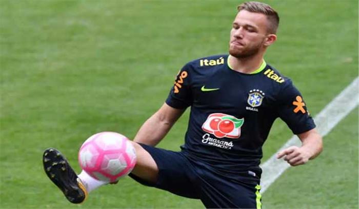 बार्सिलोना ने शुरु की ब्राजील के मिडफील्डर आर्थर को खरीदने के लिए बातचीत