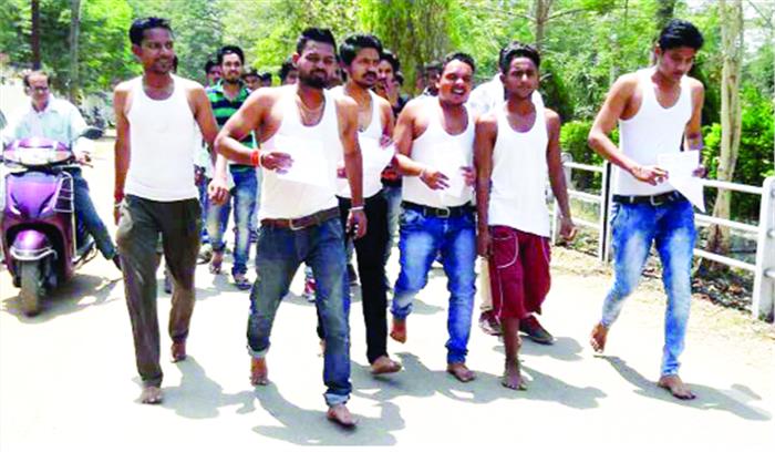 छात्रावास की दुर्दशा बताने नंगे पाव पहुंचे कलेक्टोरेट