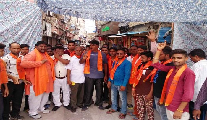 जिला प्रमुख की गिरफ्तारी से भड़के शिवसैनिक जिला प्रमुख की गिरफ्तारी से भड़के शिवसैनिक