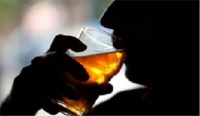 बरेली में शराब की मांग में खंभे पर चढ़ा शख्स