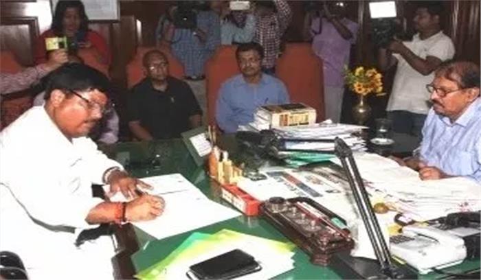 बैरकपुर : तृणमूल के त्रिवेदी को भाजपा के अर्जुन से मिल रही है कड़ी चुनौती बैरकपुर : तृणमूल के त्रिवेदी को भाजपा के अर्जुन से मिल रही है कड़ी चुनौती