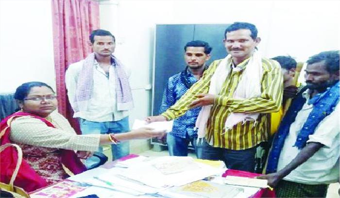 बैराज प्रभावित किसानों को मुआवजा वितरित