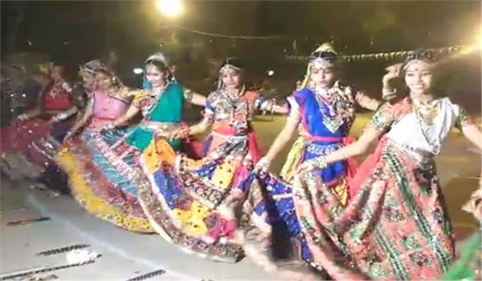 गरबा बंद करने की बात को लेकर पुलिस चौकी का घेराव