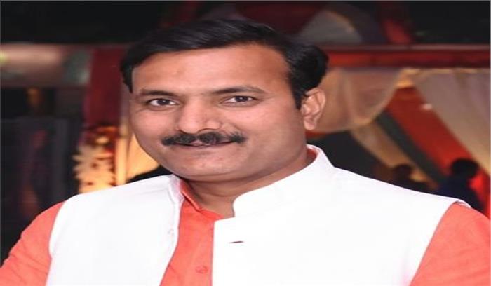 बेसिक शिक्षा मंत्री ने इटावा के 2 अधिकारियों को नापा