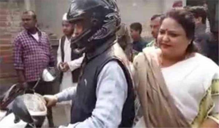 बेसिक शिक्षा मंत्री अनुपमा जायसवाल स्कूटी से पहुंची मतदान केंद्र