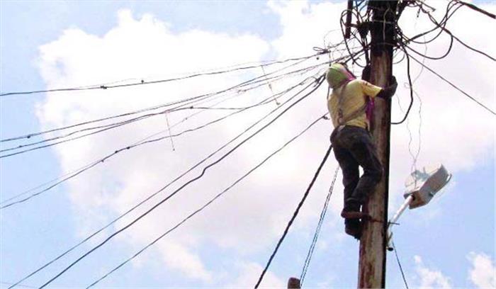 बिजली चोरी मे 3 सौ कनेक्शन काटे गये
