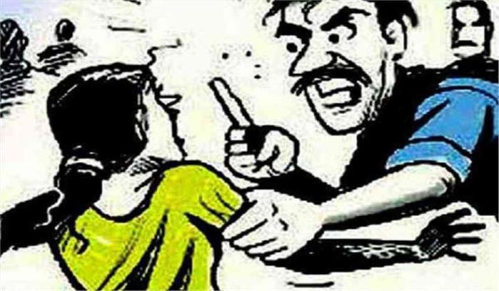 महिला से मारपीट कर नकदी, जूलरी और भैंसे लूटी 