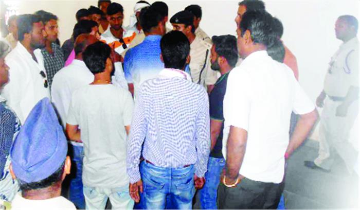 कोतवाली में घुसकर युवक से मारपीट