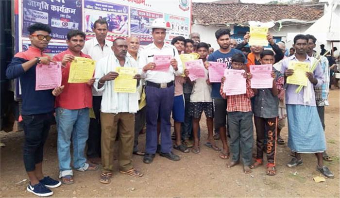 बेमेतरा : ग्राम जेवरा में अंजोर रथ ने ग्रामीणों को किया जागरूक
