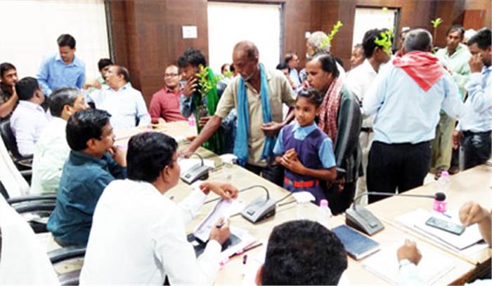 बेमेतरा : जन-चौपाल में कलेक्टर ने सुनी समस्याएं बेमेतरा : जन-चौपाल में कलेक्टर ने सुनी समस्याएं