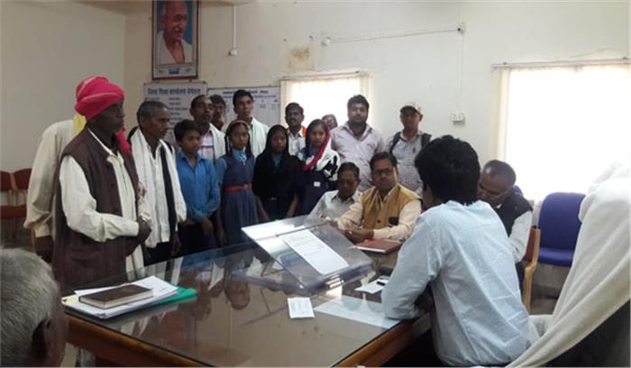 शिक्षक की कमी दूर करने ग्रामीण पालक डीईओ से मिले