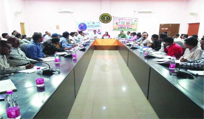 महात्मा गांधी राष्ट्रीय ग्रामीण रोजगार गांरटी योजना के कामकाज की कलेक्टर ने की समीक्षा महात्मा गांधी राष्ट्रीय ग्रामीण रोजगार गांरटी योजना के कामकाज की कलेक्टर ने की समीक्षा