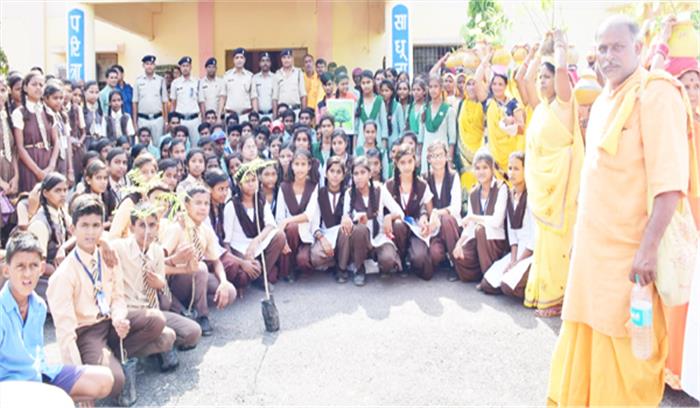 वृक्षारोपण कर थाना नवागढ में कार्यो की ली जानकारी वृक्षारोपण कर थाना नवागढ में कार्यो की ली जानकारी
