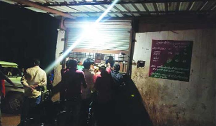 एसडीएम ने मदिरा दुकान नवागढ़ में मारा छापा