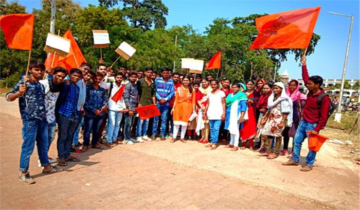 प्रायोगिक परीक्षा में कम अंक दिये जाने से छात्र मेरिट से चूके