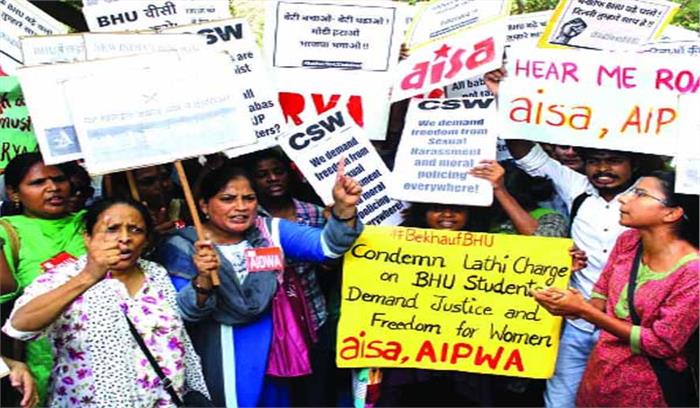 बनारस से दिल्ली तक उग्र हुए छात्र