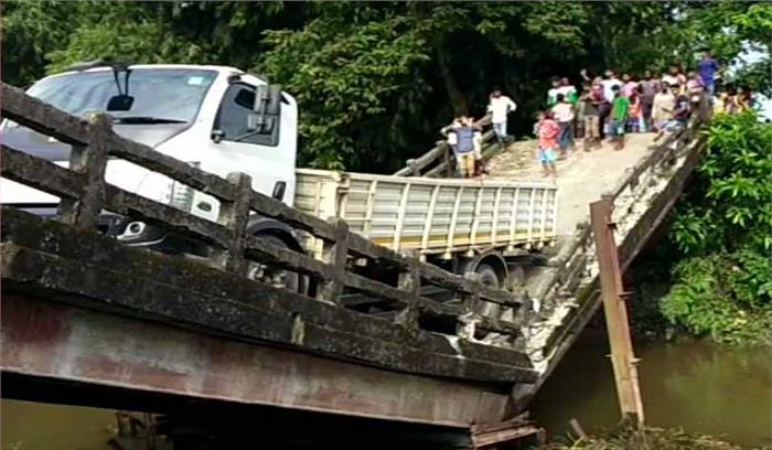 सिलीगुडी में पिचला नदी पर बना पुल गिरा, कोई हताहत नहीं
