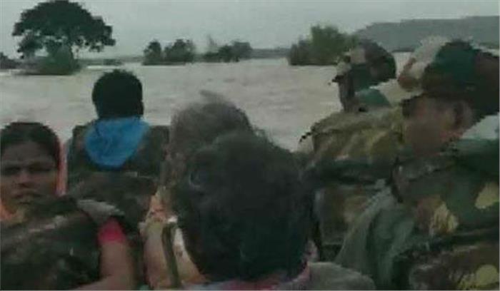 कर्नाटक में बाढ़ की स्थिति गंभीर, मृतकों की संख्या 11 हुई कर्नाटक में बाढ़ की स्थिति गंभीर, मृतकों की संख्या 11 हुई