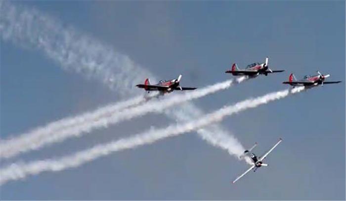 एरो इंडिया 2019 में विमानों की शानदार कलाबाजी