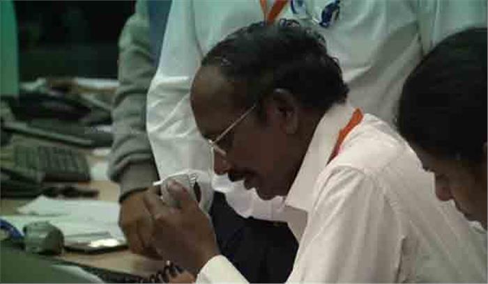 मोदी ने निराश इसरो प्रमुख को गले लगाकर दी सांत्वना