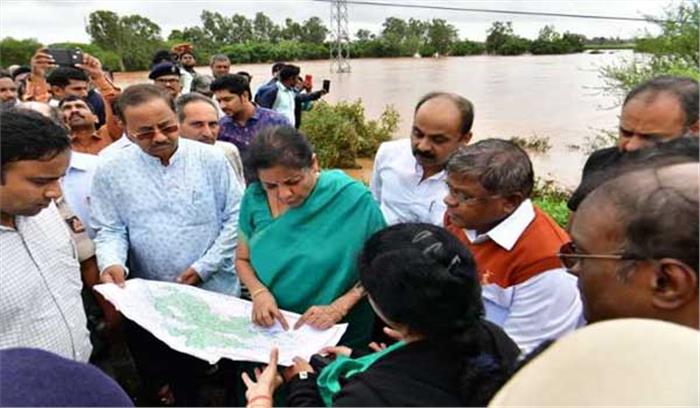 सीतारमण ने कर्नाटक के बाढ़ प्रभावित क्षेत्रों का दौरा किया सीतारमण ने कर्नाटक के बाढ़ प्रभावित क्षेत्रों का दौरा किया
