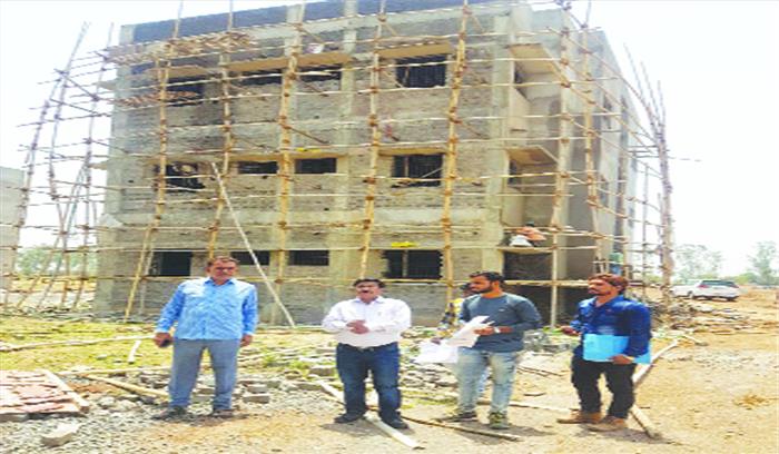 कलेक्टर ने किया आवास निर्माण का निरीक्षण