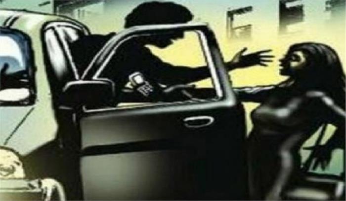 ग्रेनो वेस्ट में महिला से लूट