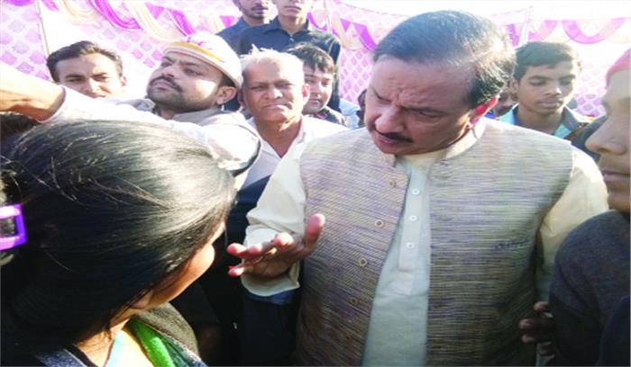 शौचालय बनाने के लिए लड़कियों ने केंद्रीय मंत्री को घेरा