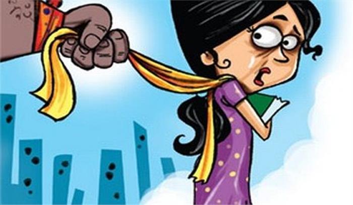 बैतूल में छेड़छाड़ के मामले में व्यापारी को जूतों की माला पहना गांव में घुमाया