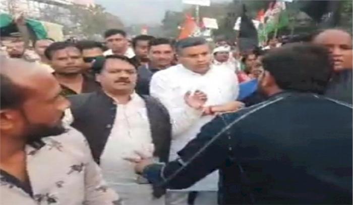 बैतूल में कंगना रनौत का विरोध कर रहे कांग्रेसियों पर पुलिस ने बरसाई लाठियां