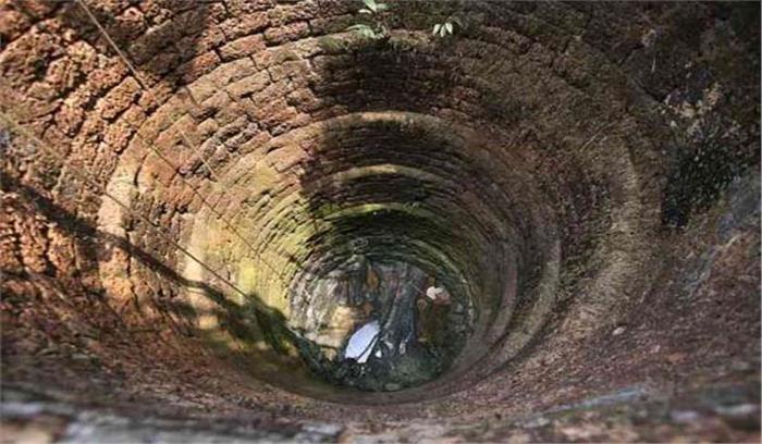 दो बेटियों के साथ कुएं में कूंदी महिला, बेटियां डूबी, मां सुरक्षित निकली