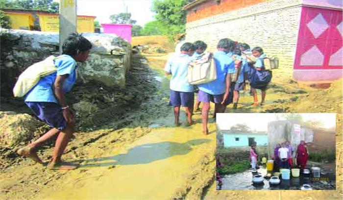 समस्याओं से जूझ रहा बगबुड़ा गांव,  सडक़ किनारे गन्दगी से परेशान स्कूली बच्चें
