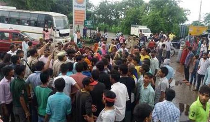 उत्तर प्रदेश : पशु का शव देख भड़के लोगों ने लगाया जाम