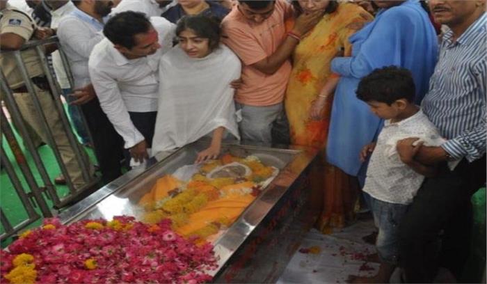 बेटी ने दी भय्यूजी महाराज को मुखाग्नि, पार्थिव शरीर पंचतत्व में हुआ विलीन