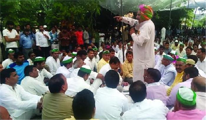 सीईओ के आश्वासन के बाद महापंचायत समाप्त