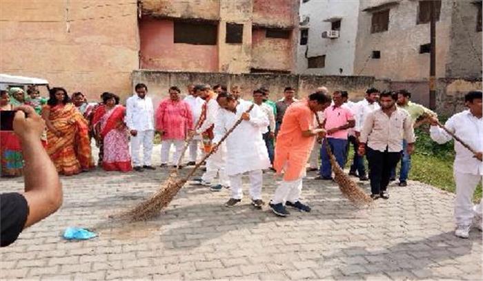 स्वच्छता अभियान के रूप में मनाया गया मोदी का जन्मदिन