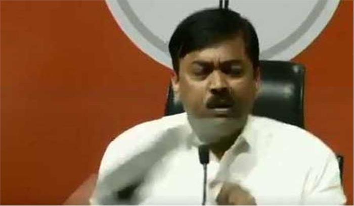 भाजपा की प्रेस कॉन्फ्रेंस के दौरान पार्टी प्रवक्ता जीवीएल नरसिम्हा पर जूता फेंका गया