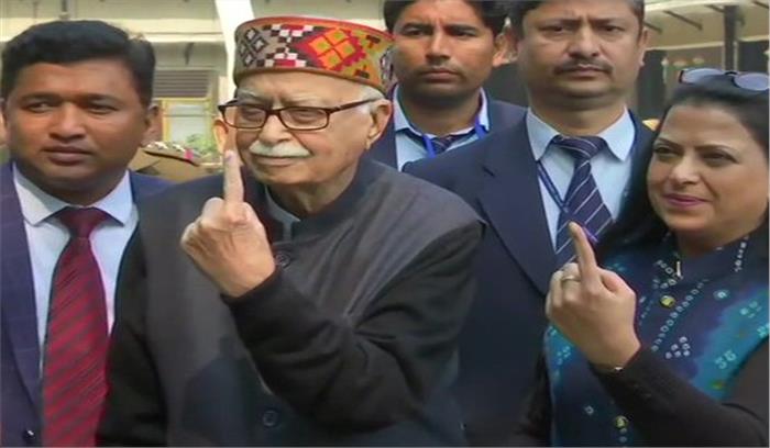  लालकृष्ण आडवाणी, सुनील अरोड़ा ने मतदान किया