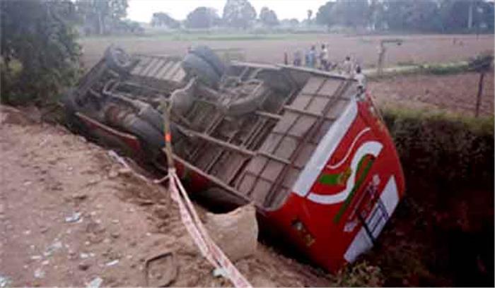 राजस्थान : बस के पलटने से 35 यात्री घायल