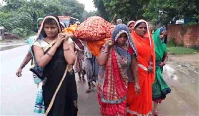 परम्परायें तोड़कर बेटियों ने दिया जनाजे को कंधा परम्परायें तोड़कर बेटियों ने दिया जनाजे को कंधा