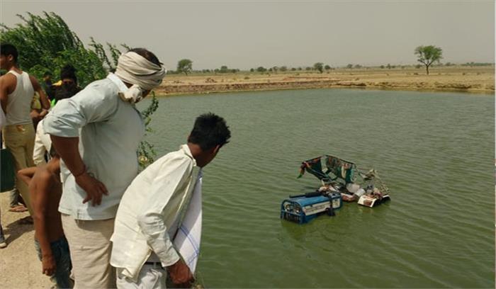 राजस्थान : भरतपुर में ट्रेक्टर के तालाब में गिर जाने से एक परिवार के चार लोगों की मौत