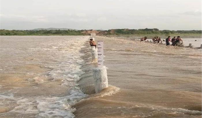 चम्बल नदी के खतरे के निशान को पार करने से लोगों को किया सतर्क