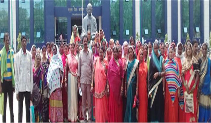 रसोइया कर्मियों ने कलेक्टर को ज्ञापन सौंपा