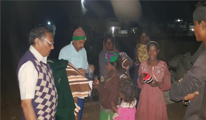 बाबूजी फाउंडेशन ने बांटे गर्म कपड़े