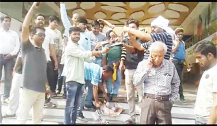 भाटपारा : फिल्म अर्टिकल 15 में ब्राम्हण समाज के विषय में गलत प्रसारण, सर्व ब्राम्हण समाज ने किया  प्रदर्शन