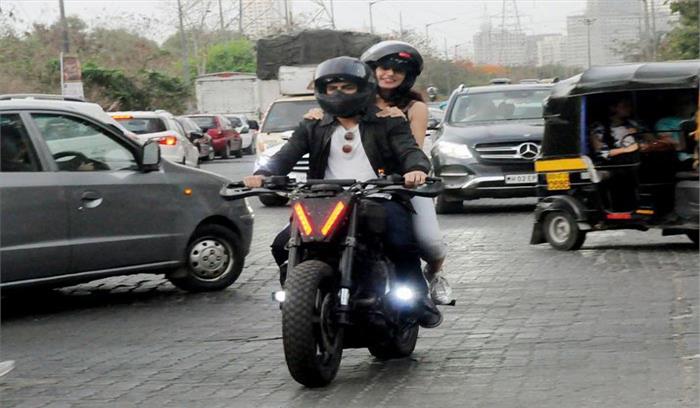 भावेश जोशी सुपरहीरो के प्रचार के लिए हर्षवर्धन और तापसी ने की बाइक राइड