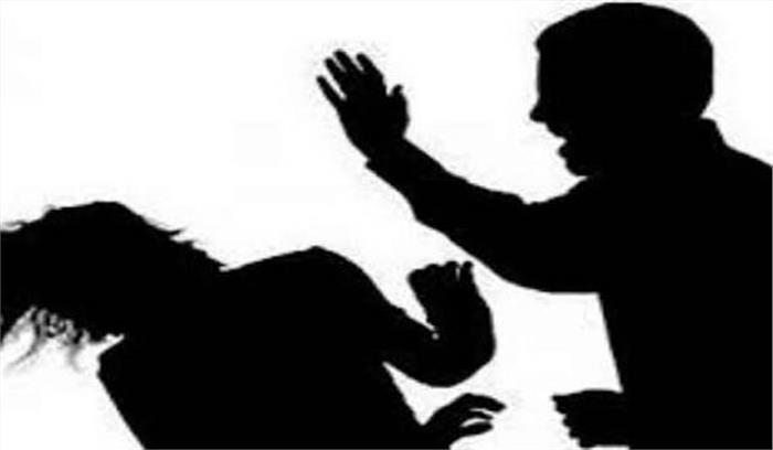 भील जाति के लडके से प्रेम करने पर युवती की बेहरमी से पिटाई