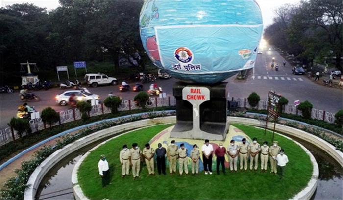 पुलिस ने बड़ा मास्क बनाकर रचा कीर्तिमान