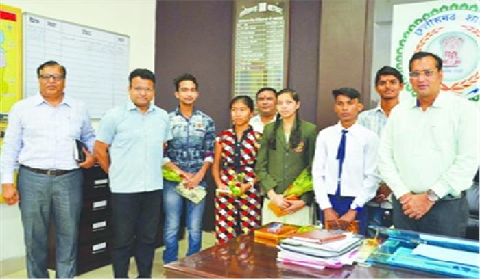 कलेक्टर से मिलने आई टॉपर ने कहा, आपकी सीट पर बैठना चाहती हूं